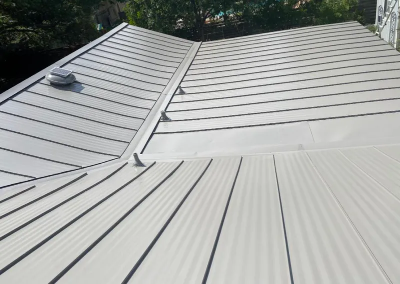 Solar attic fan installed on a metal roof for Roof Ventilation in Chili